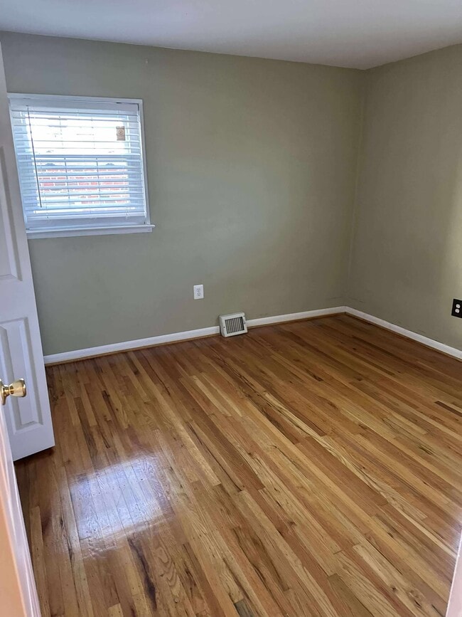 Building Photo - 129 Ridgefield Rd