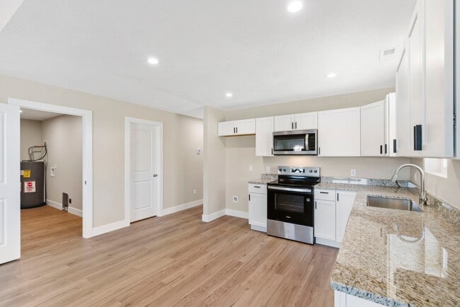 Building Photo - 1342 E Blaine St