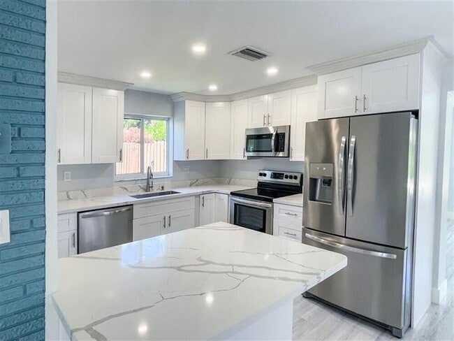 Building Photo - 2011 NE 31st St