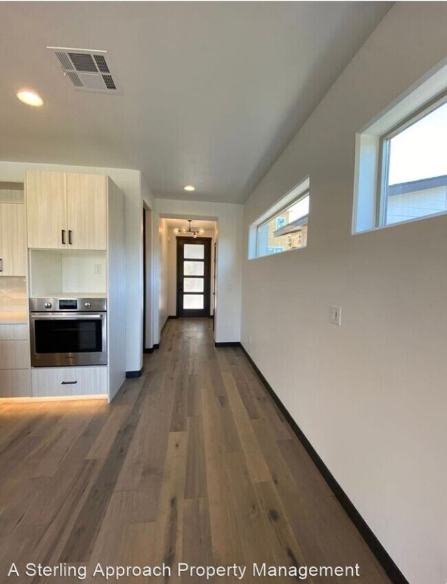 Building Photo - Close to Micron! Luxury Town Home With Two...