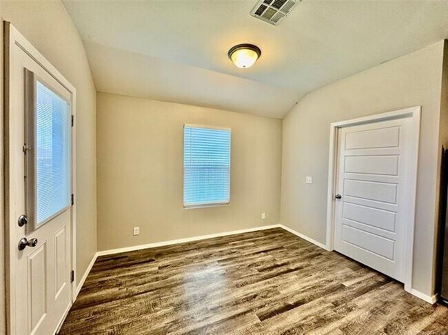 Building Photo - Newer build with Split Floor plan
