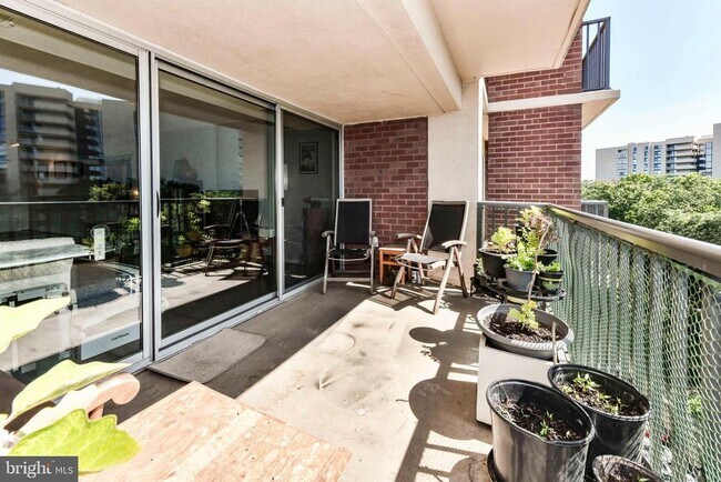 Building Photo - 1300 Army Navy Dr
