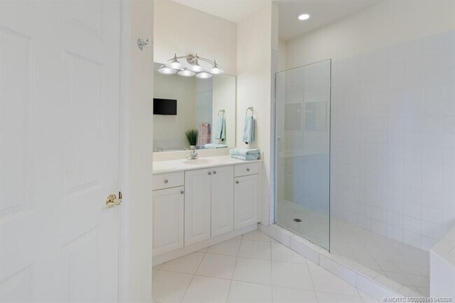 Building Photo - 2371 SW Carriage Hill Terrace