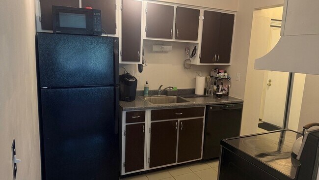 Building Photo - 650 Perrie Dr