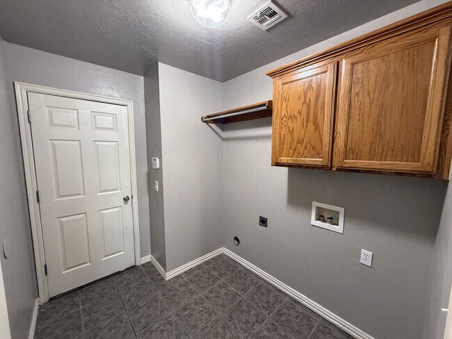 Building Photo - 4 BED! Cozy Home on Large CORNER Lot!