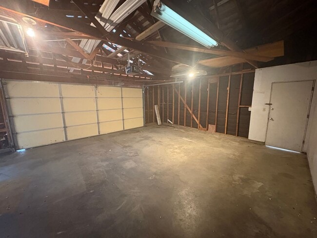 Building Photo - NW Reedley Home Near Shopping Center Rent ...