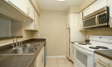 Building Photo - 2822 S Bartell Dr