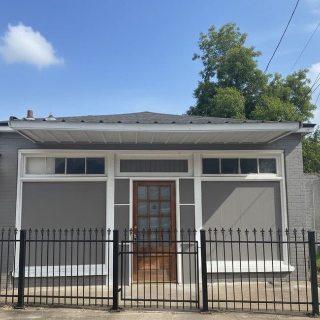 Building Photo - Rental Available: 427B General Mouton