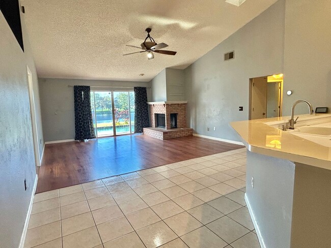 Building Photo - Waterfront Pool Home in Waterford Lakes