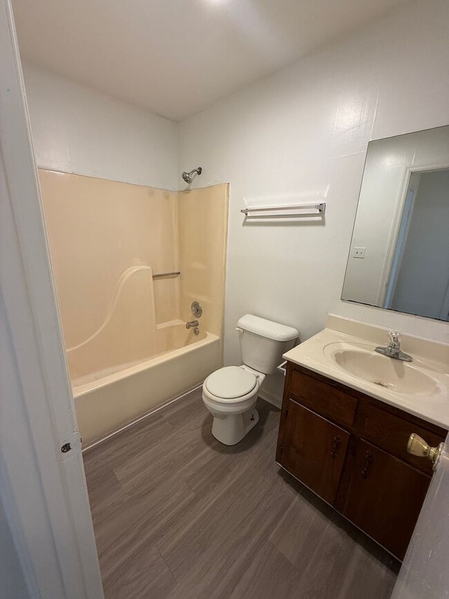 Building Photo - 116/118 Lake Dr