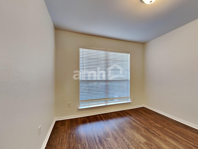 Building Photo - 221 Willow Creek Dr