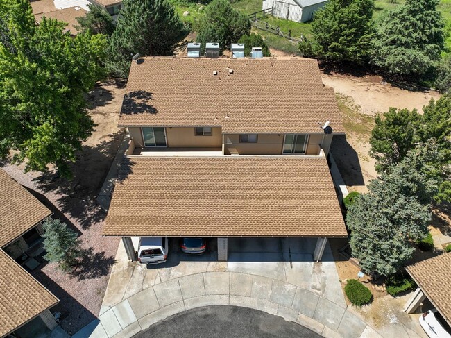 Building Photo - Townhome between Downtown and Thumb Butte!