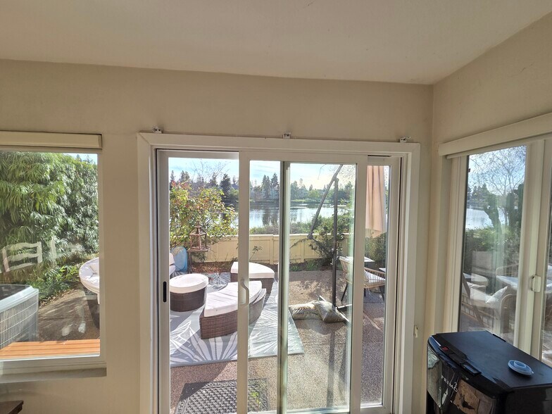 Building Photo - 740 Edgewater Dr