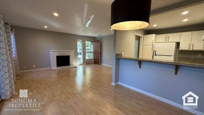 Building Photo - Updated Downtown Sonoma Condo!