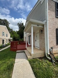 Building Photo - Modern 2 Bedroom, 2.5 Bathroom Townhome in...