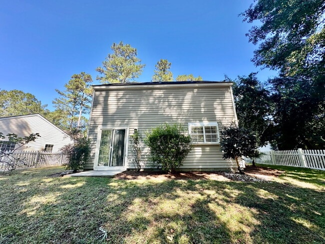 Building Photo - Three Bedroom Home in the Farm with a Lago...