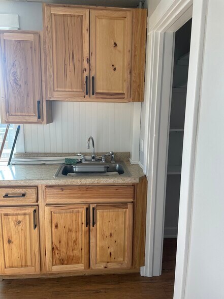 Building Photo - 432 E 7th St