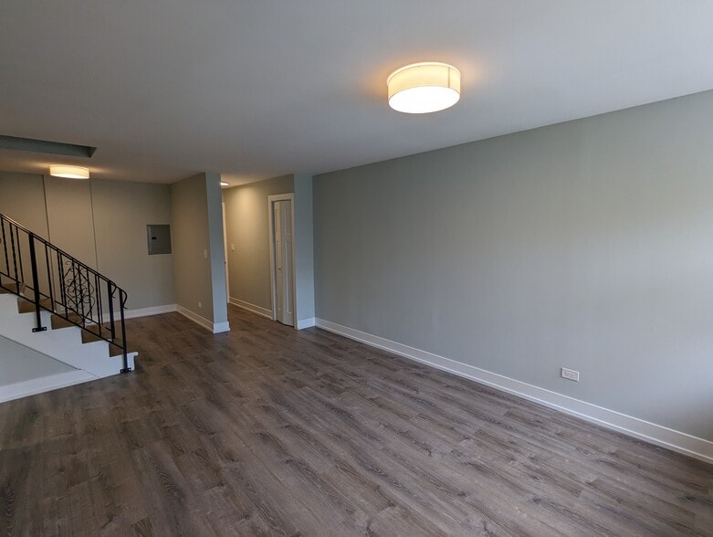 Building Photo - 456 W Barry Ave