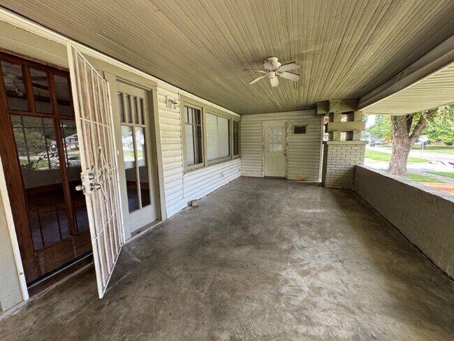 Building Photo - 2 bedrooms with sunroom, 1 bath , spacious...