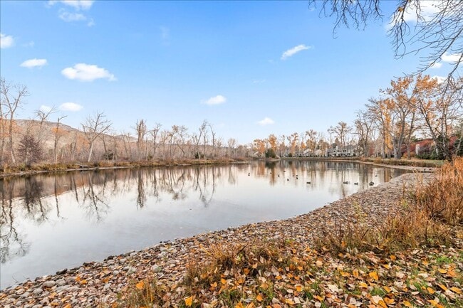 Building Photo - 2-bedroom 2-bathroom condo, located steps from the Boise River Greenbelt