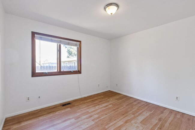 Building Photo - 833 Ponderosa Dr