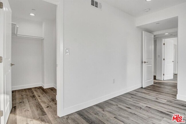 Building Photo - 2421 Cochran Ave