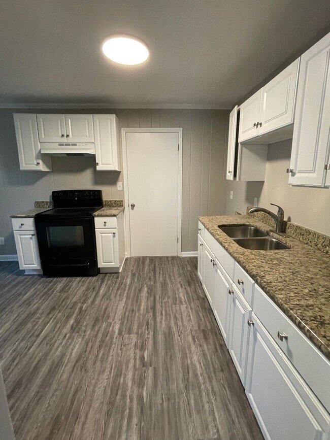 Building Photo - 4205 Oak Forest Dr