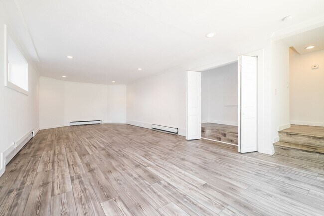 Building Photo - Versatile 5 Bedroom Retreat with Office and Outdoor Living in Burien