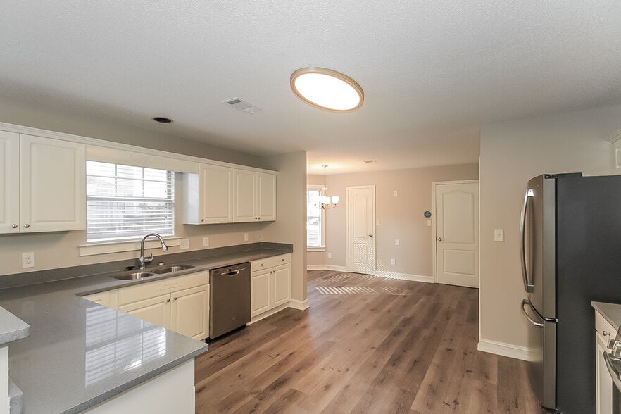 Building Photo - 93 Gleneagles Way