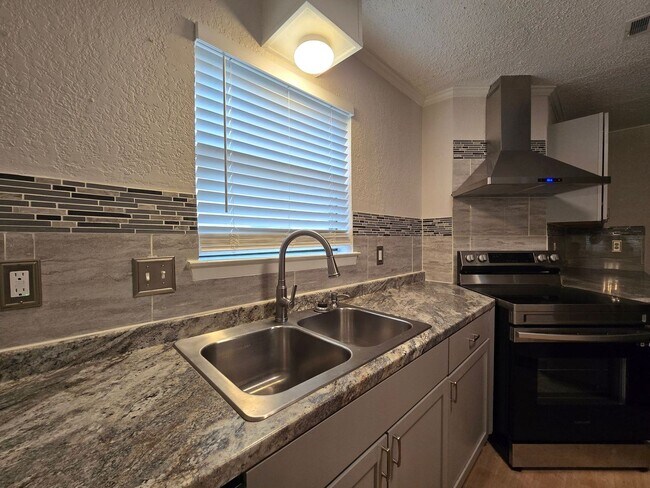 Building Photo - 3005 Tallwood Dr