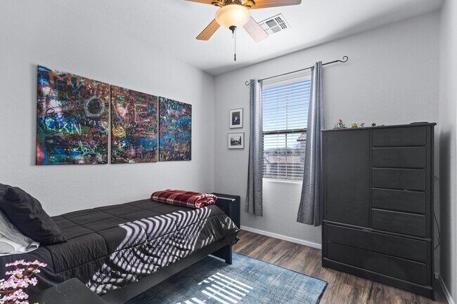 Building Photo - 3846 E Palmer St