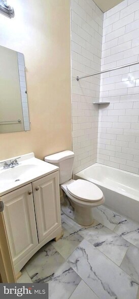 Building Photo - 1219 W Silver St