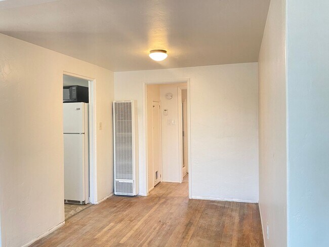 Building Photo - CHARMING Craftmans-Style Upstairs One Bedr...