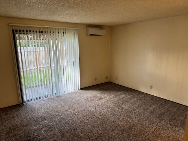 Building Photo - Updated 2 bedroom 1 1/2 bath duplex in Springfield!  MOVE IN SPECIAL!