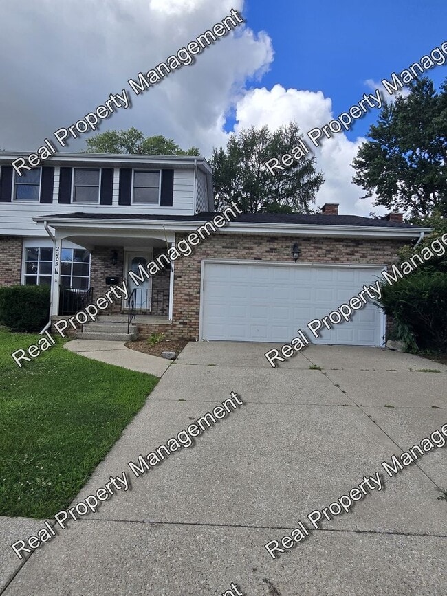 Primary Photo - Large 2 Bedroom Duplex