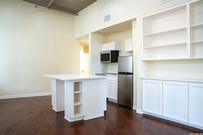 Building Photo - 245 Losoya St