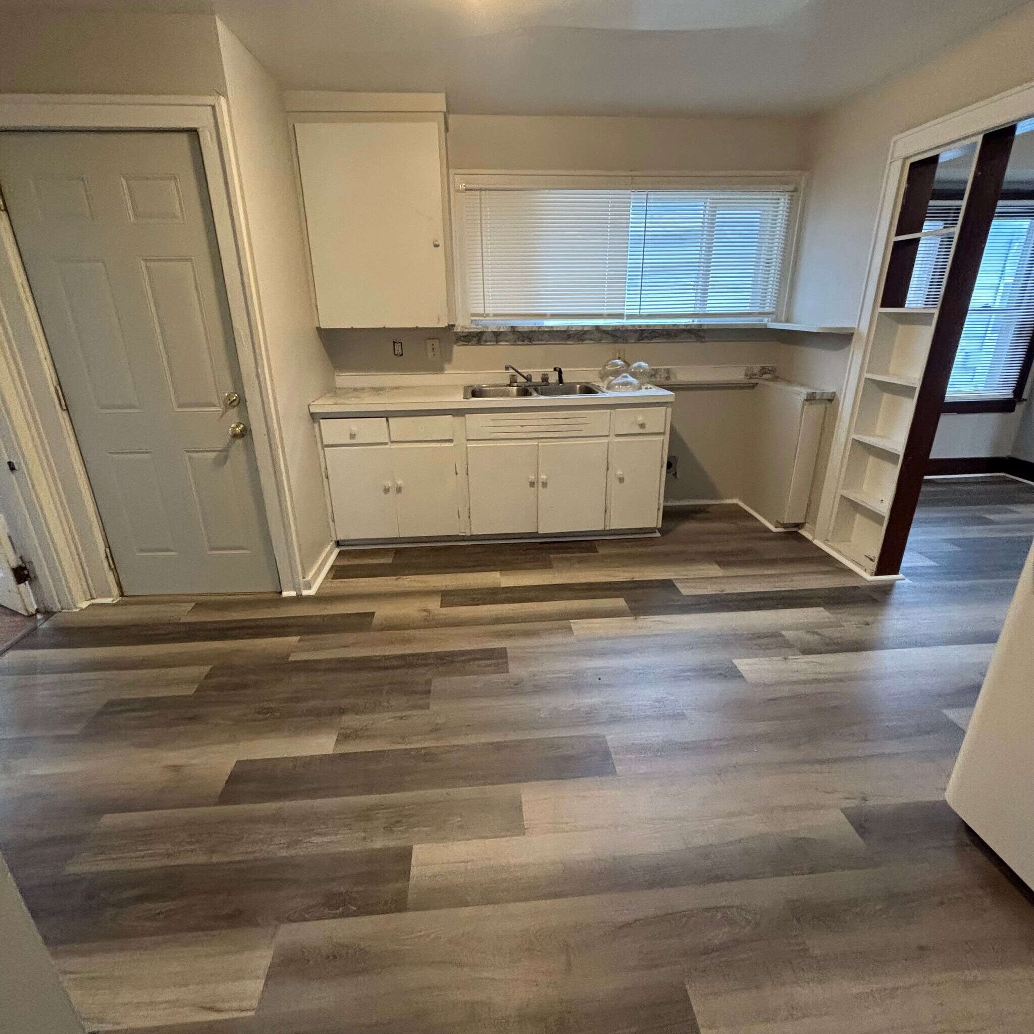 Building Photo - 910 Dakin St