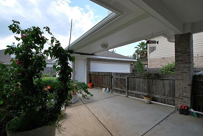 Building Photo - 9106 Memorial Pines Way