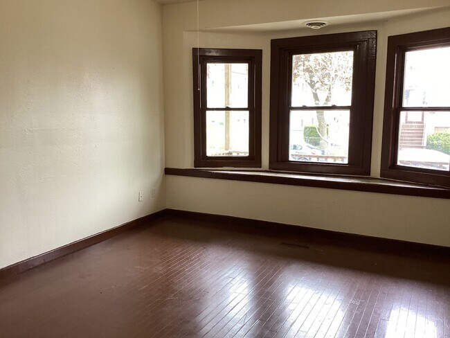 Building Photo - 3 Bedroom Lower Duplex