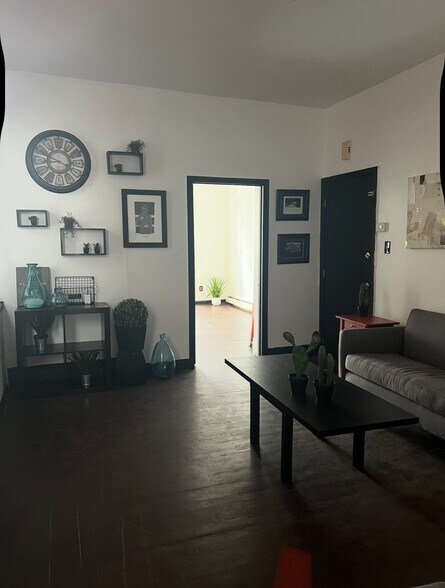 Living room - 283 Clifton Ave