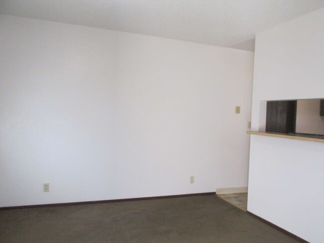 Building Photo - $1,400 PER MONTH - THREE BEDROOM TWO BATH HOME - LEAVITT LAKE