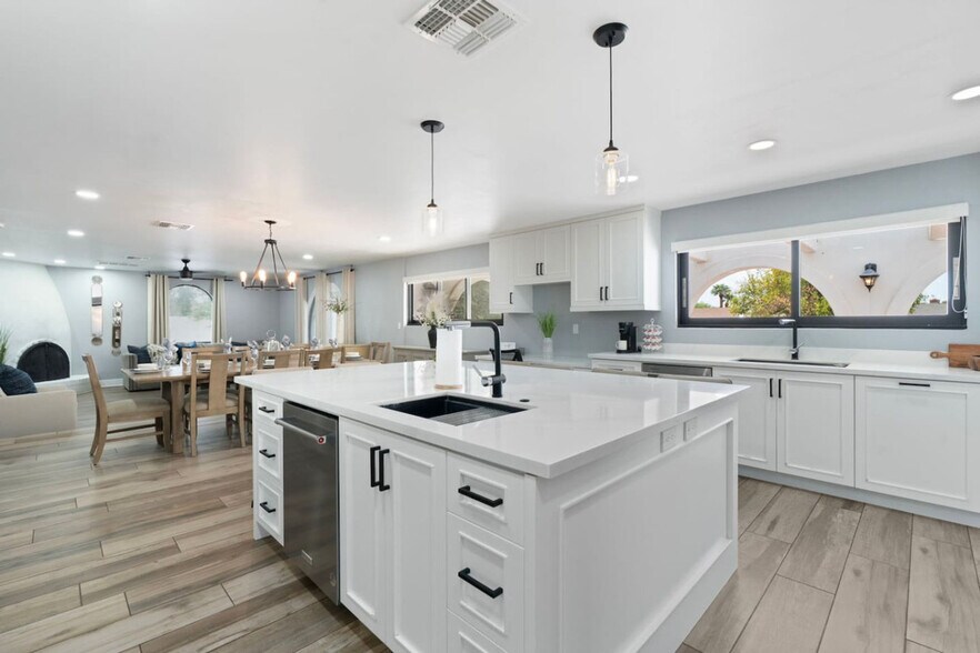 Building Photo - 1010 E Sorenson Cir