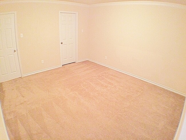 Building Photo - Newly Updated Expansive 5 Bedroom 3.5 Bath...