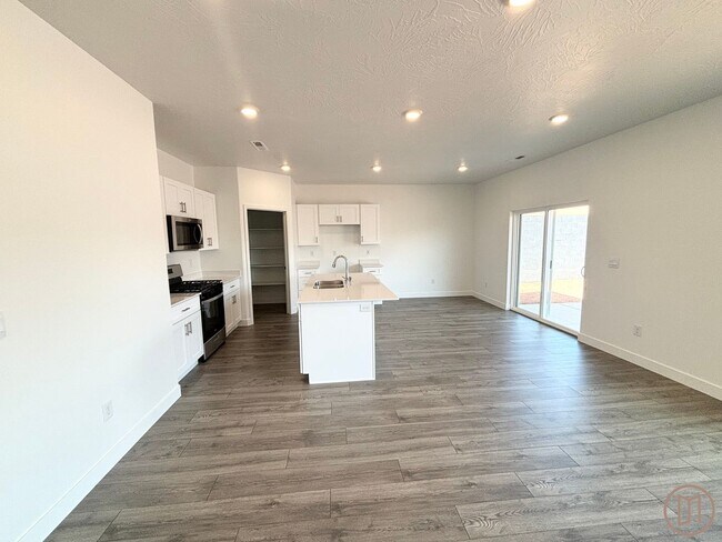 Building Photo - LIKE NEW Home in Long Valley!