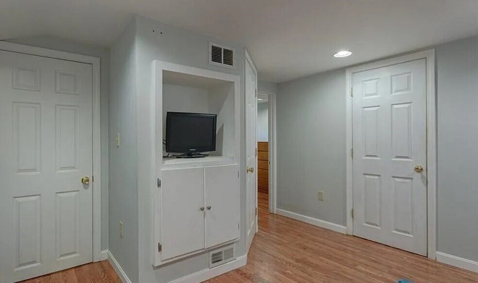 Building Photo - 52 Nightingale Ave