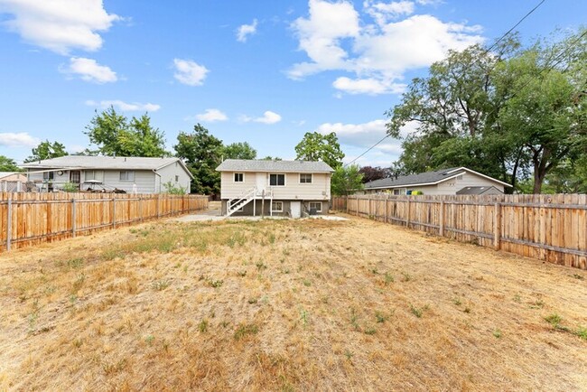 Building Photo - Spacious 5 Bedroom, 2 Bath Home on Boise B...