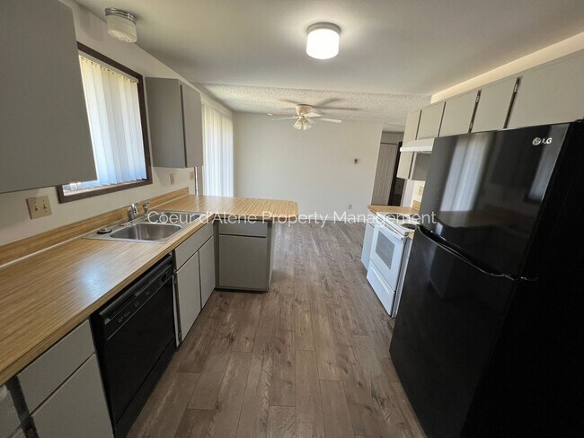 Building Photo - 520-30 Golden Sun