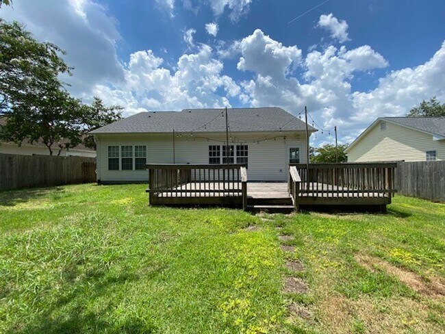 Building Photo - Welcome to this stunning 3-bedroom, 2-bath...