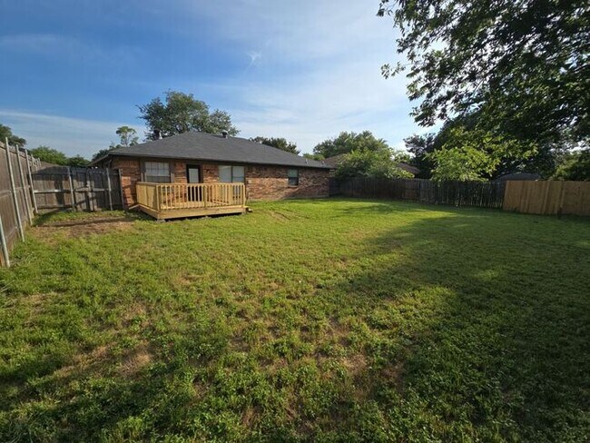 Building Photo - ***Charming Fort Worth 4 Bed 2 Bath w/ Gar...