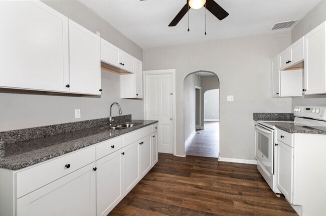 Building Photo - 3 Bedroom 2 Bathroom Home